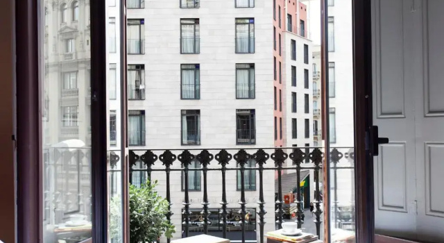 Одноместный номер Standard с балконом и с видом на улицу DestinationBCN Apartment Suites