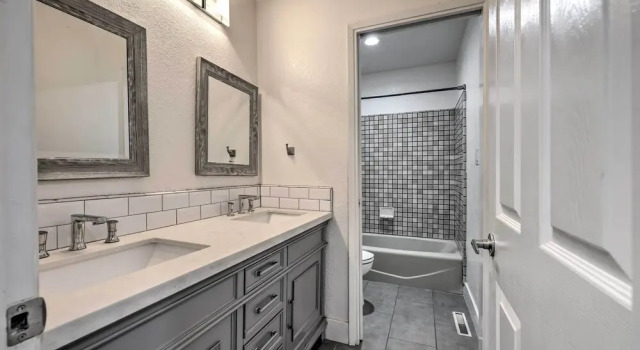 Коттедж Modesto Home w/ Deck - 2 Mi to Vintage Faire Mall