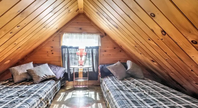 North Creek Cottage in the Adirondacks w/ Fire Pit, Забронировать Дом для отпуска Норт-Крик Adirondack Mountains, рядом с Железнодорожный музей Норт-Крик