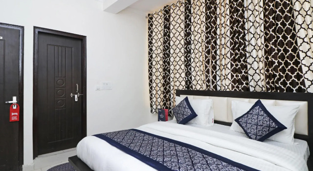 OYO 12738 Hotel Diamond