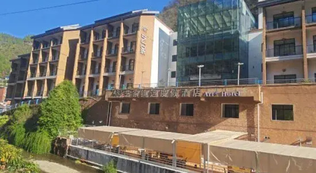 Art Zhenyuan Vacation Hotel, Rezerwuj Hotel Hotele w Qiandongnan z parkingiem, Parking