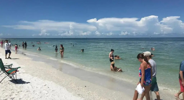 Коттедж Beach 5 Min. Walk-Luxurious Modern Pool Home