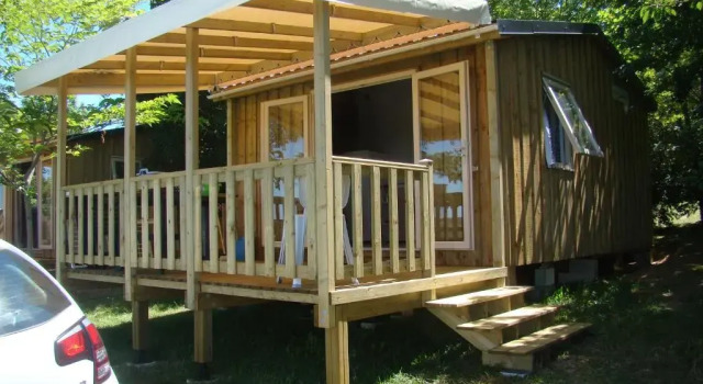 CAMPING LES GRAVES - Cabane TITHOME, Buchen Sie Campingplatz Saint-Pierre-Lafeuille Lot