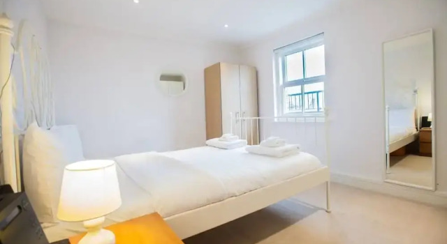 Light & Airy 1bed Barons Court Flat Lift & Balcony, Забронировать Отель Отели Лондона 3 звезды, рядом с Выставочный центр Olympia, 3*