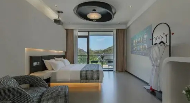 Семейный тент с балконом ARTINN·Cave Private Hot Spring·Designer Accommodation (Anji Cloud Grassland Branch)