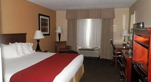 Run of House Holiday Inn Express Hotel & Suites Forest by IHG