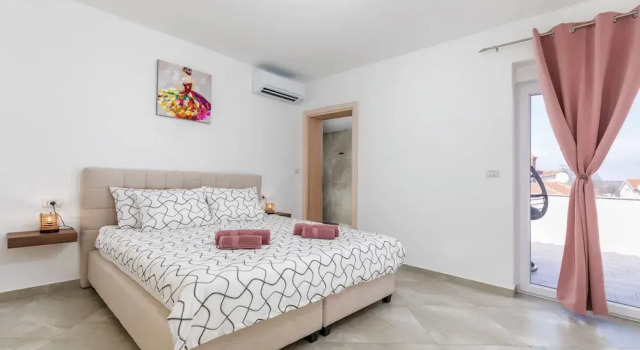 Lovely Family Bungalow With Private Pool, Prenota Villa Ville a Valbandon, Villa