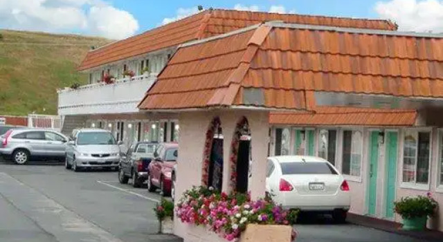 Апартаменты Hollister Inn