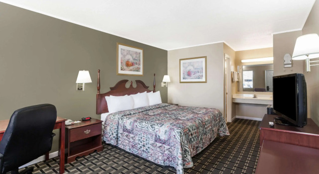Days Inn by Wyndham Lenoir City