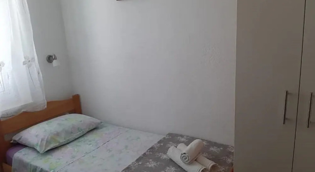 Pavo - 80 m From Beach - A1, Rezerwuj Hotel Hotele w Split-Dalmatia County z parkingiem, Parking