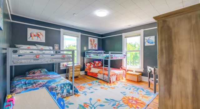 4 Mi to Liberty U: Huge Home w/ Yard & Hot Tub, Забронировать Дом для отпуска Линчберг Виргиния