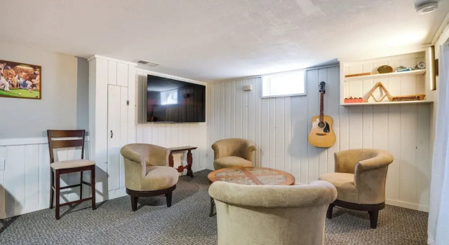 Inviting Minneapolis Vacation Rental w/ Game Room!, Varaa Hotelli Hotellit Minnesota pysäköinnillä, Pysäköinti