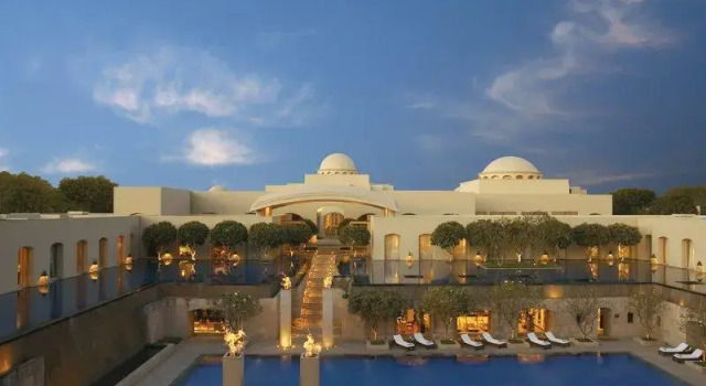 Кровать в общем номере с видом на бассейн Trident Gurgaon