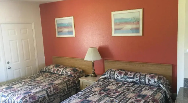 Четырёхместный номер Standard Budget Inn Motel