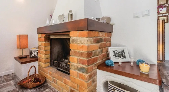 Awesome Home in Kornic With Wifi and 3 Bedrooms, Varaa Hotelli Hotellit Kvarner Islands uima-altaalla, Uima-allas
