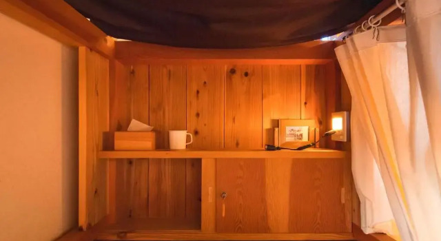 Кровать в общем номере Guest House Wakabaya