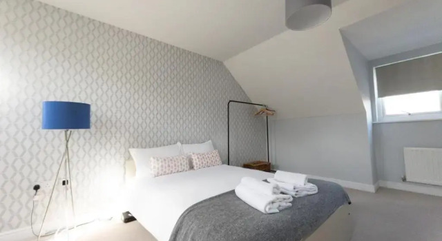 Hewlett Townhouse Addlestone, Забронировать Отель Отели Суррей с парковкой, Парковка