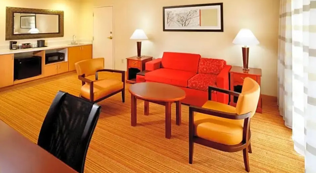 Двухместный люкс c 1 комнатой Courtyard by Marriott Newark Granville