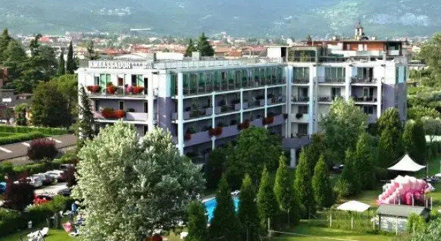 Номер Superior Ambassador Suite Hotel