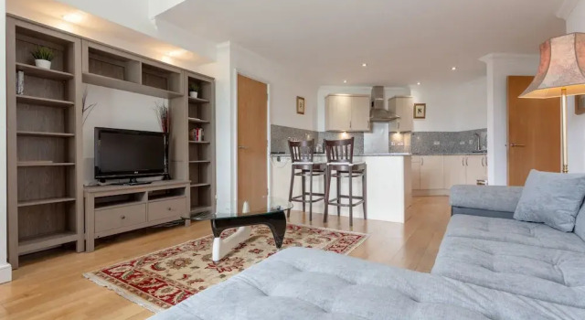 2 Bedroom Flat With Tower Bridge View