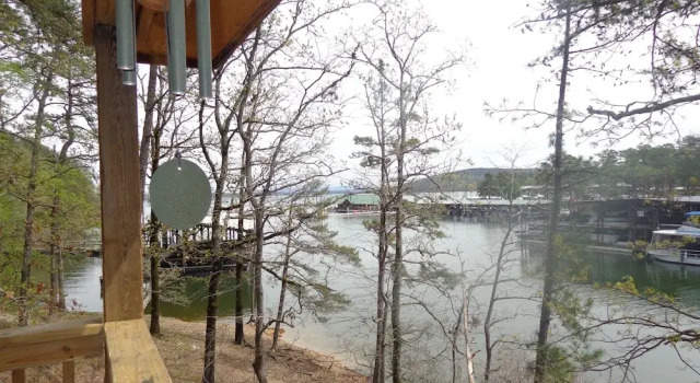 Lake view two bedroom, two bath log-sided cottage with private hot tub overlooking Lake Ouachita. by RedAwning, Varaa Lomakoti Hotellit Ozark uima-altaalla, Uima-allas