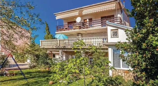 Awesome Home in Novi Vinodolski With Wifi and 3 Bedrooms, Забронировать Отель Отели Приморско-Горанской жупания с парковкой, Парковка