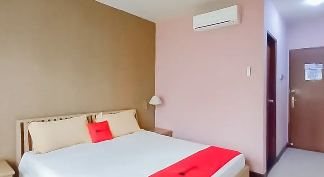 Suite RedDoorz Premium @ Hotel Green Wattana Sentul