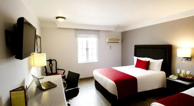 Четырёхместный номер Standard Plaza Camelinas Hotel