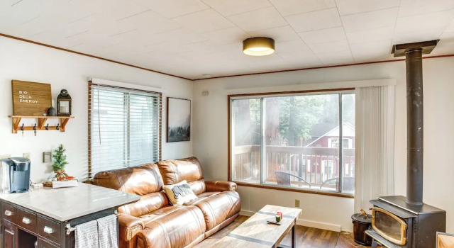 2 Mi to Big Bear Mtn Resort: Cabin w/ Updated Deck, Забронировать Дом для отпуска Виллы Биг-Бэр-Лейк, рядом с Chair 5, Вилла