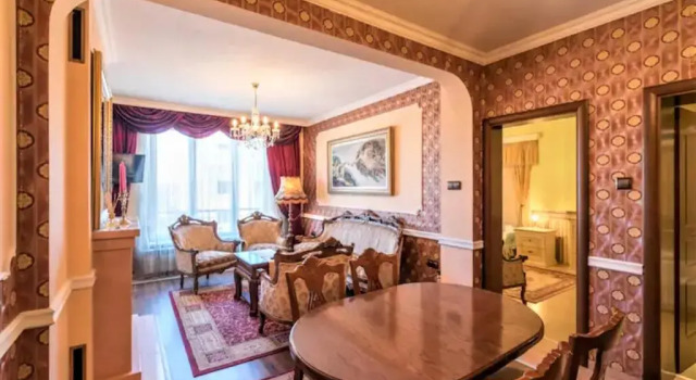 Апартаменты Luxury Baroque Interior in Perfect 1-bedroom Flat