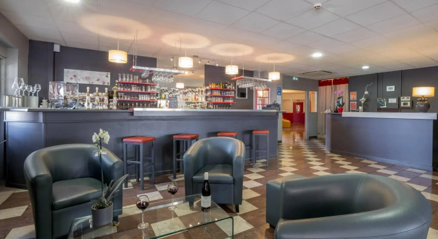 TheOriginals City, Hôtel restaurant lOrmichal Dijon Sud, Book Hotel Hotels in Burgundy with a Pool, Swimming Pool