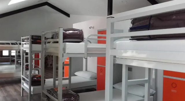 Кровать в общем номере Albergue Monte Aro