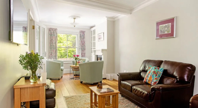 Peaceful Elevated Residential Area - Walk to City, Забронировать Отель Отели Винчестера 5 звезд, рядом с The University of Winchester, 5*
