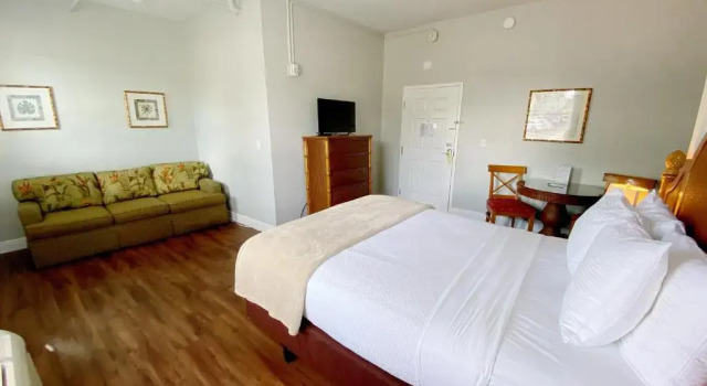 Четырёхместный номер Standard Crystal Bay Historic Hotel