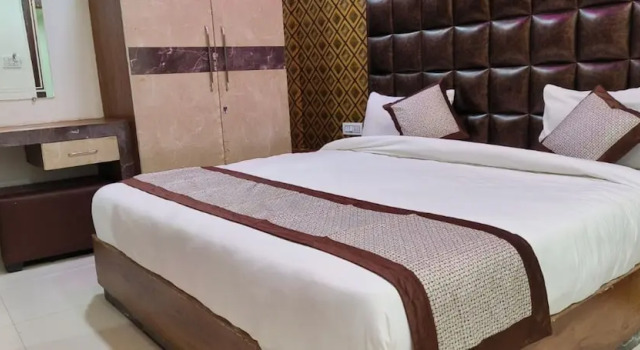 Номер Royal Goroomgo Naman Hotel and Banquet Kanpur