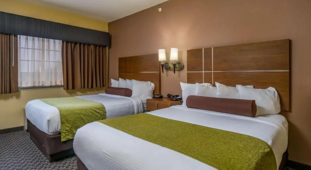 Четырёхместный номер Deluxe Best Western Plus Shamrock Inn & Suites