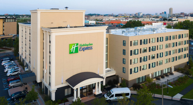 Holiday Inn Express Boston by IHG, Забронировать Отель Отели Бостона с завтраком, рядом с Пляж Карсон, Завтраки