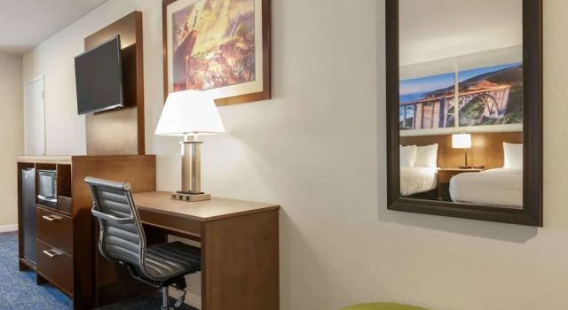 Люкс Days Inn & Suites by Wyndham Anaheim At Disneyland Park