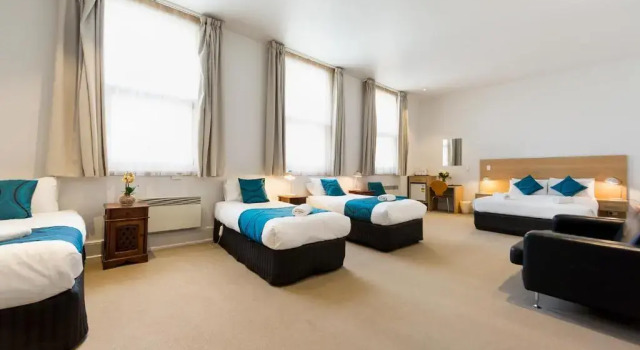Четырёхместный номер Standard Customs House Hotel