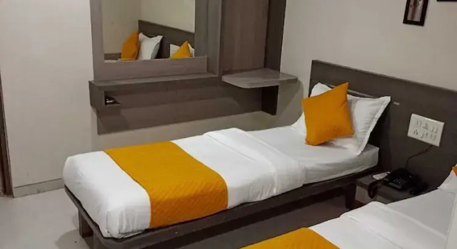 Номер Deluxe FabHotel RS Regency