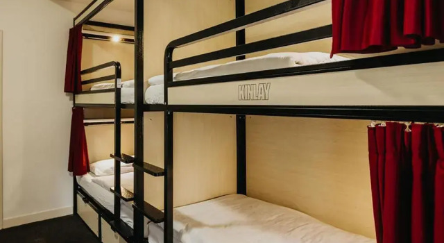 Кровать в общем номере (женский номер) Kinlay Hostel Eyre Square - Best Hostel in Ireland 2025