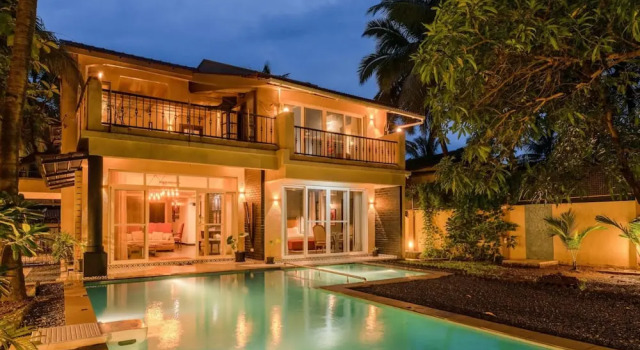 4BR w Pool in Morjim - Villa Corsa by Hireavilla, Rezerwuj Willa Morjim North Goa