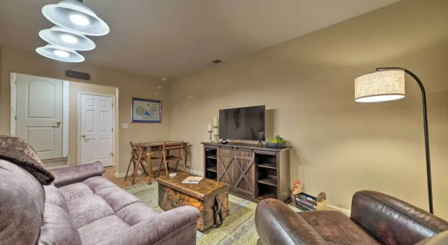 Beautiful Wooded Escape, Half-mi to Pine Mtn Lake!