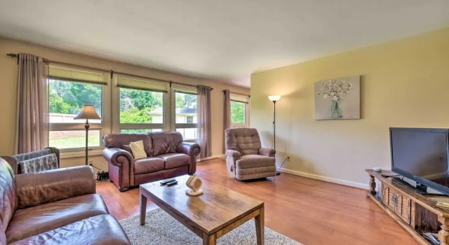 Cozy Charlotte Retreat w/ Yard ~ 5 Mi to Dtwn, Rezervați Hotel Charlotte Carolina de Nord