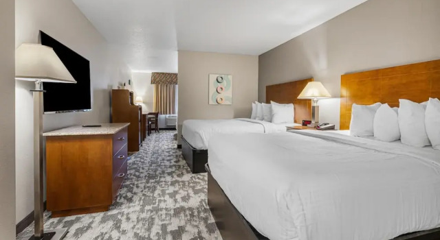 Шестиместный номер Standard Best Western Ambassador Inn & Suites