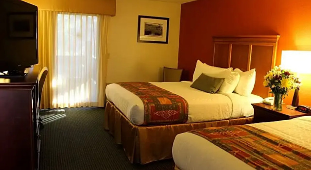 Четырёхместный номер Deluxe с видом на окрестности Best Western Plus Sonora Oaks Hotel and Conference Center