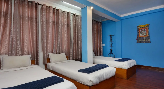 Кровать в общем номере с балконом Hotel Silver Home - Hostel
