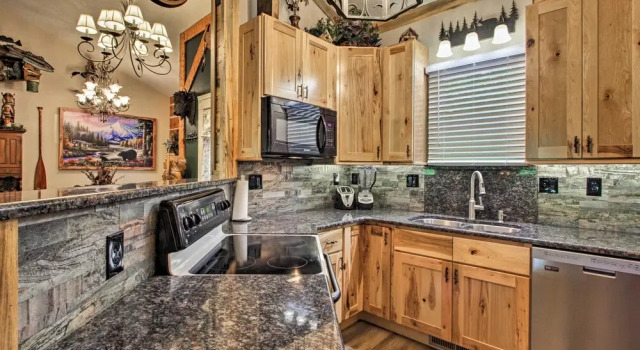 Коттедж 4 Mi to Gatlinburg Strip: Serene Cabin w/ Hot Tub!