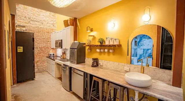 Social Stays - Santa Barbaras FIRST hostel on State Street, Забронировать Хостел Хостелы Санта-Барбара, рядом с Brooks Institute of Photography, Хостел