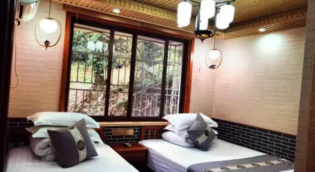 Кровать в общем номере Putuo mountain heart inn